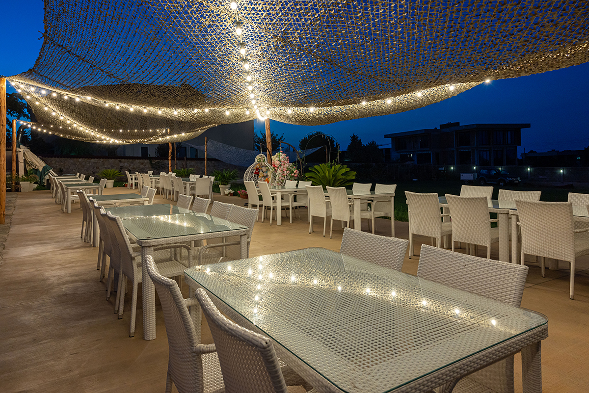 Вечерен изглед на лятна градина - хотел Свети Георги, Белащица